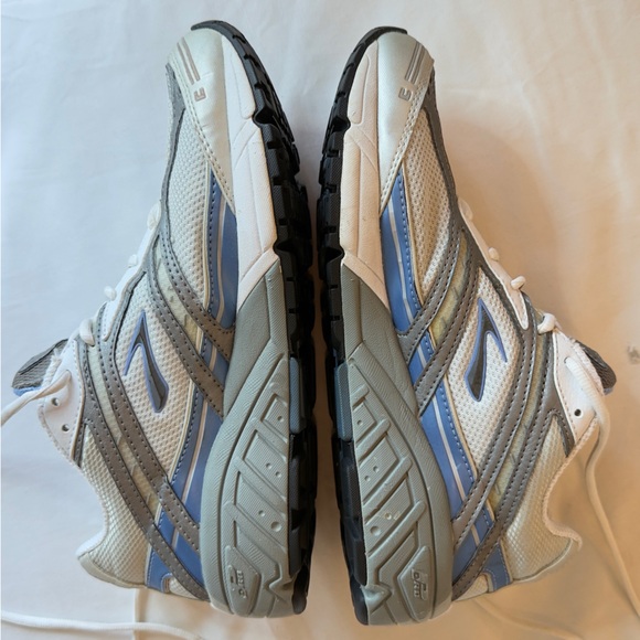 Brooks White and Gray Sneakers SZ 10